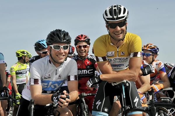 Mark Cavendish and Tom Boonen await the start of stage 4 in Qatar.