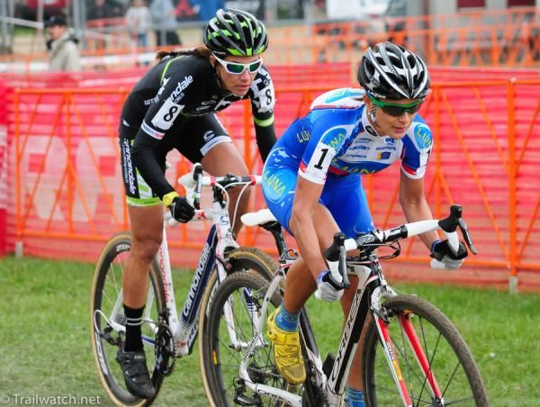 Katerina Nash (Luna Pro Team) leading Nicole Duke