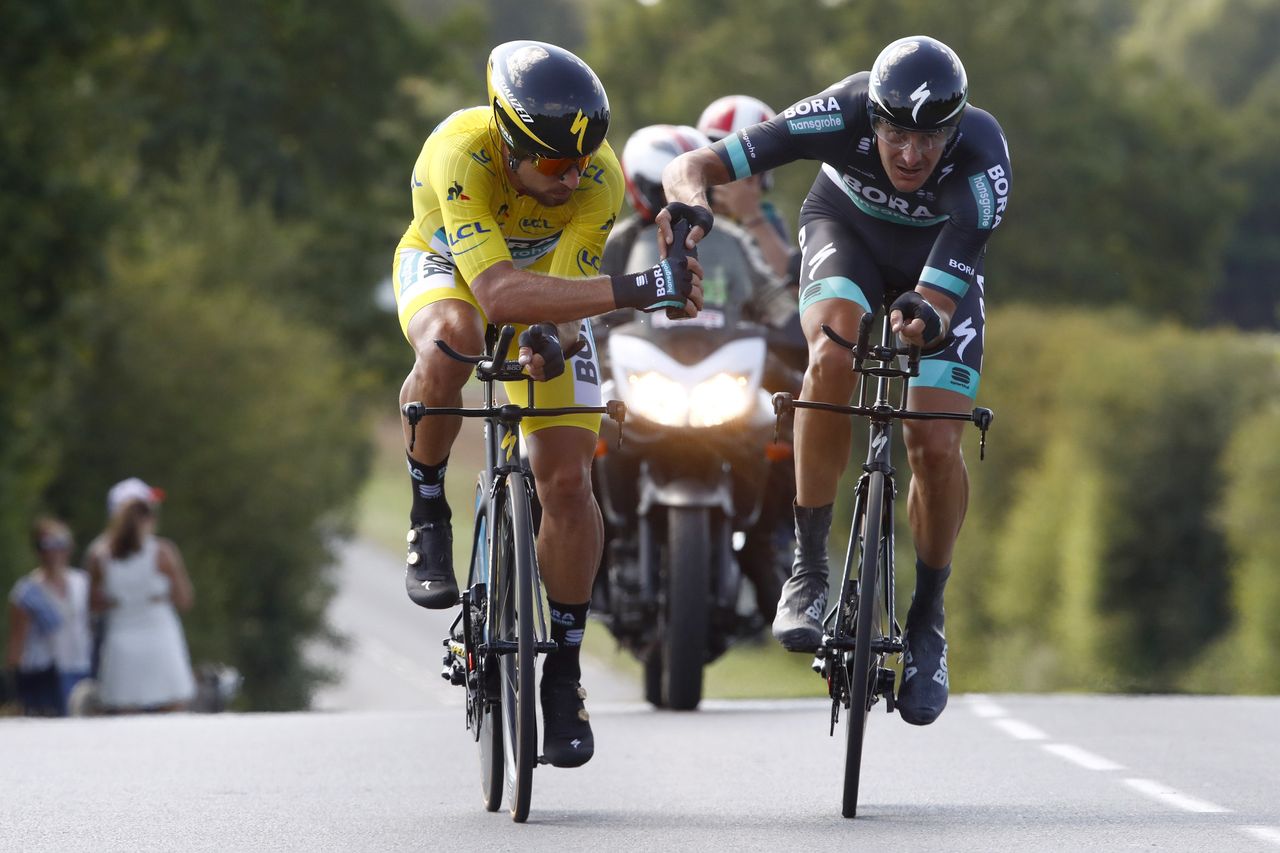 Peter Sagan passes off his bottle to Marcus Burghardt after losing contact
