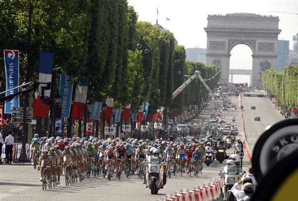 The goosebump inducing sight of the peloton in Paris