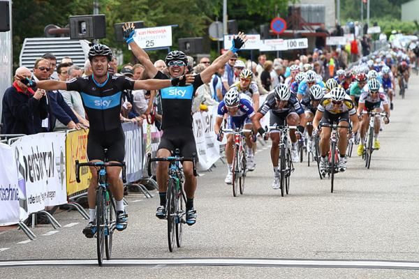 And it's Greg Henderson who is the fastest, with teammate Russell Downing behind him.