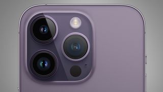 De iPhone 14 Pro tegen een grijze achtergrond