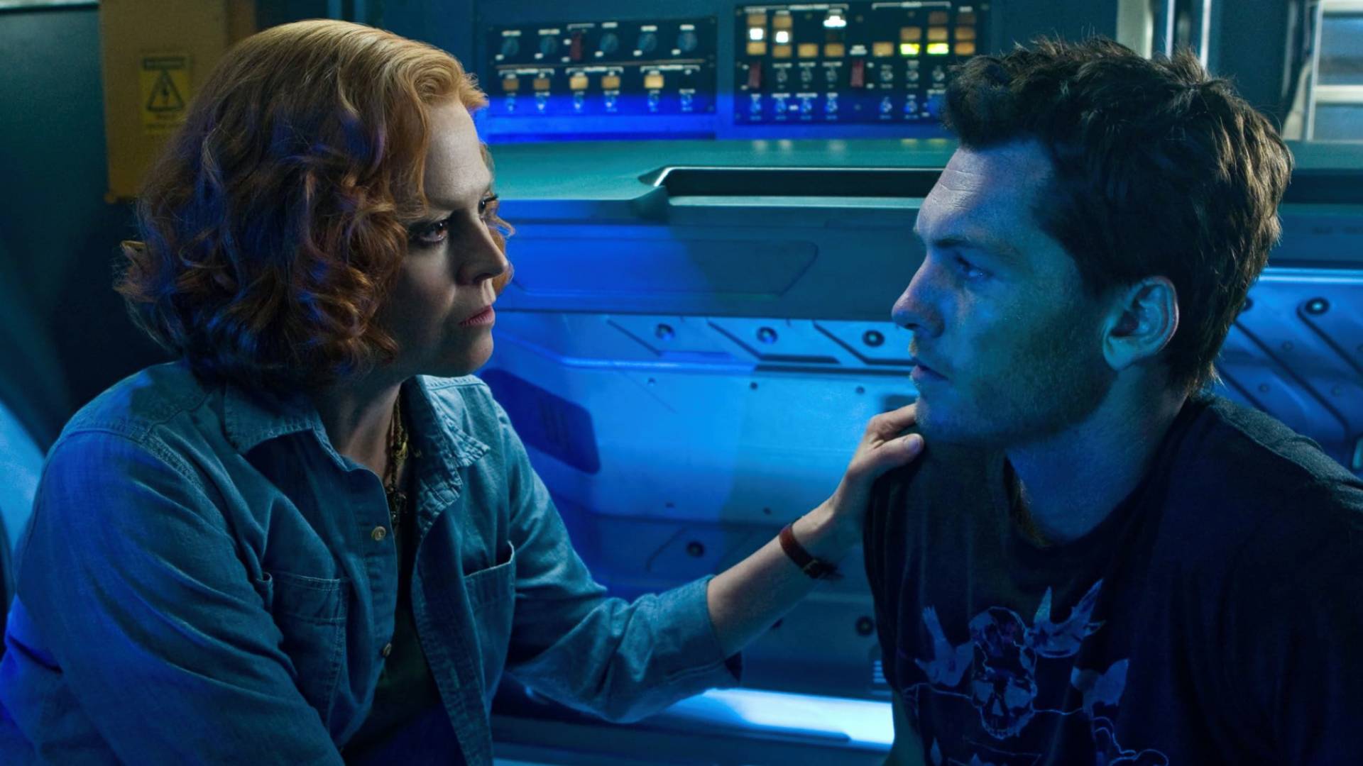 Sigourney Weaver and Sam Worthington as Dr. Grace Augustine and Jake Sully in Avatar
