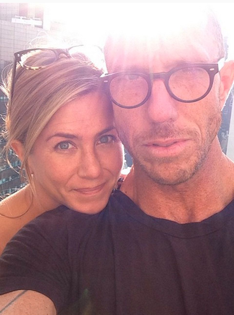 Jennifer Aniston goes make-up free