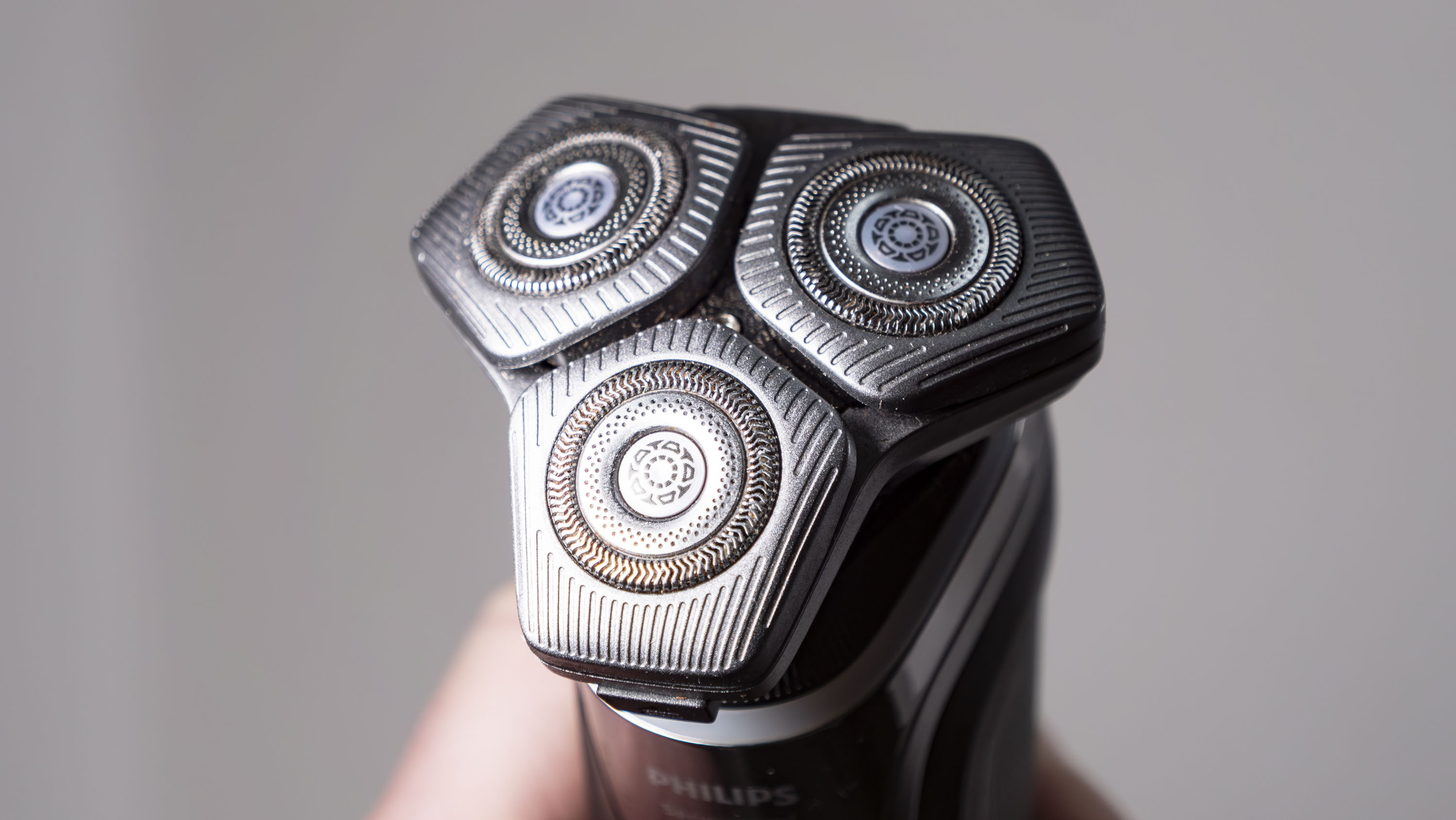Closeup of the Philips i9000 electric razor's triple flexi-head