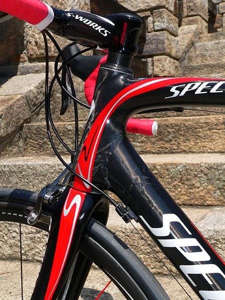 A 1.5" lower headset bearing makes for a lighter, stiffer, and stronger fork and also adds surface material to mate to the down tube.