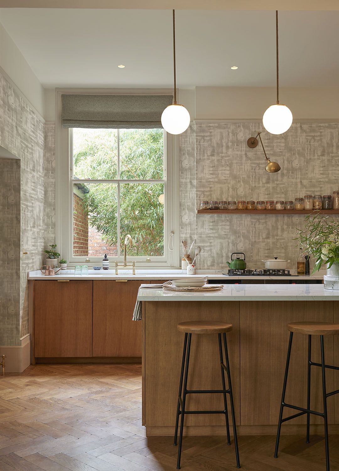 A neutral kitchen with a soft and subtle wallpaper