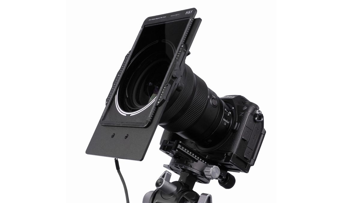 H&amp;Y Swift Magnetic 100mm Heating Holder attached to Nikon Z-series camera on white background