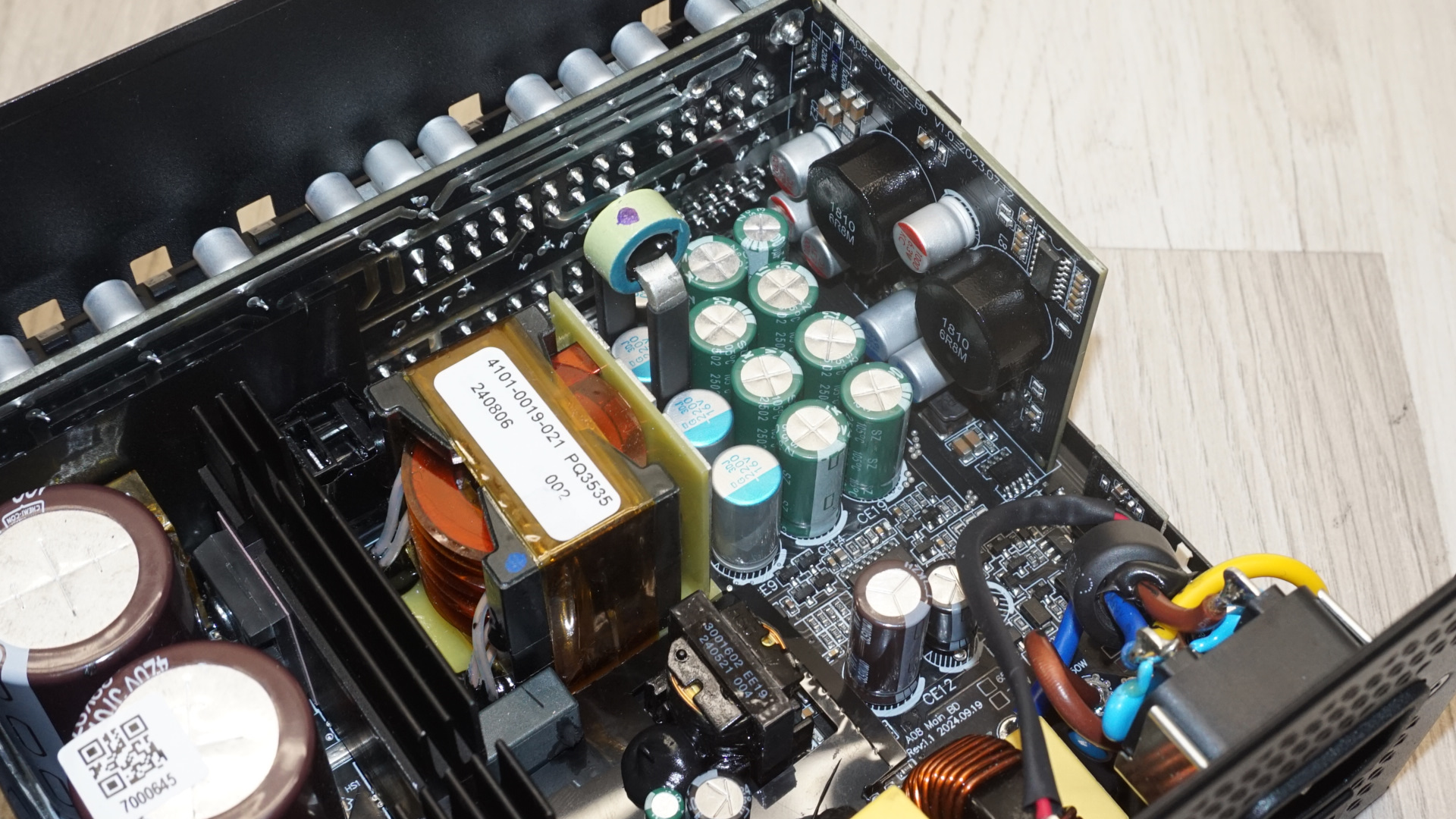 Montech Century II Gold 1050W ATX 3.1