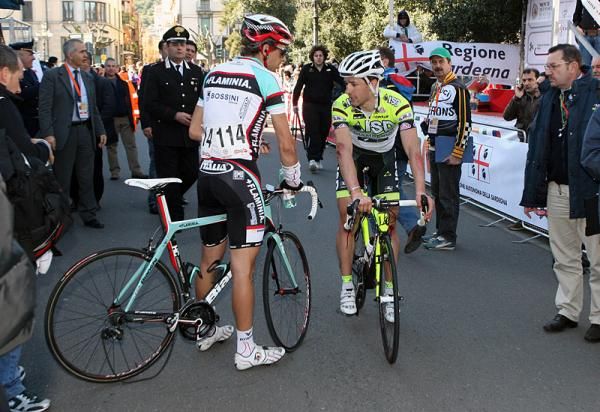 Crash victims Daniele Colli (Ceramica Flaminia) and Oscar Gatto (ISD - Neri) have a chat.