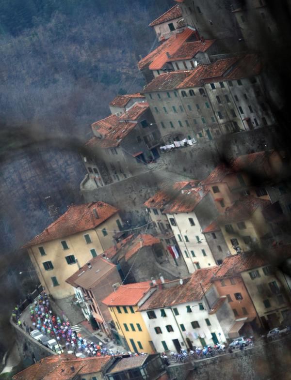 The peloton races past some distinctive Italian architecture