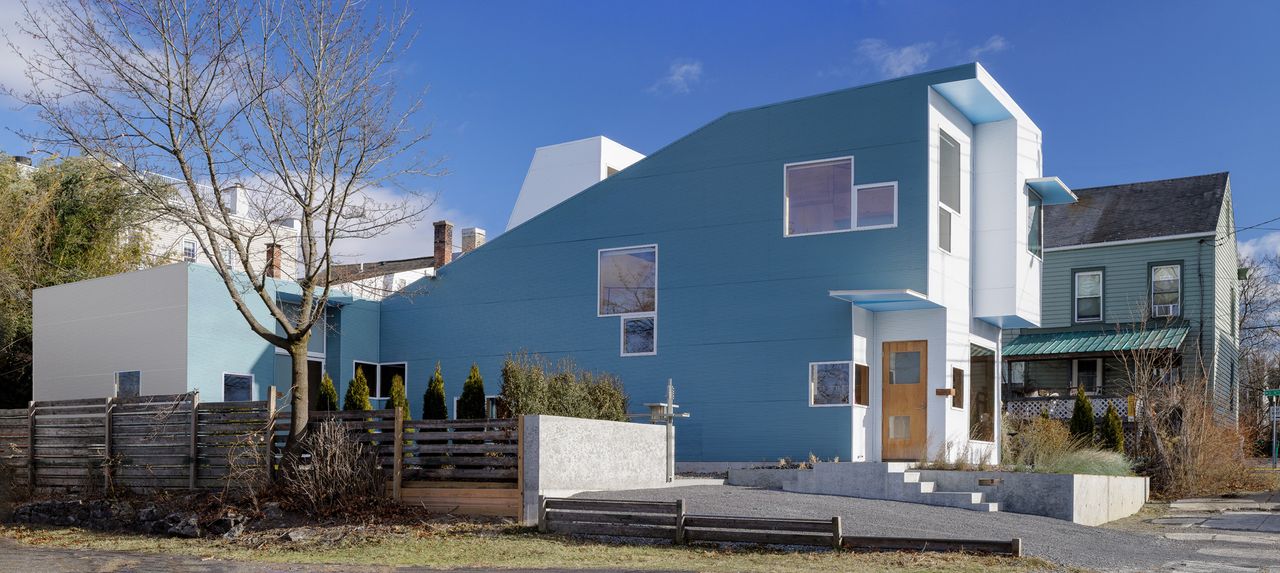 L House by Steven Holl, a furniture gallerist&#039;s dream and sculptural timber composition both internally and externally