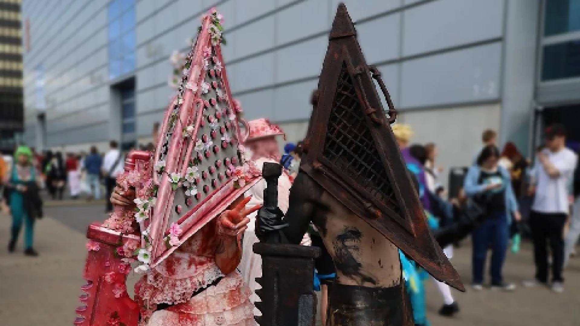 Two Pyramid Head cosplayers 