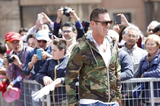 Mario Cipollini makes an appearance at the stage start