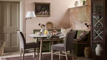 由海王星设计的小餐厅，绿色的角落座位和紫色的家具