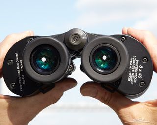The Oberwerk Mariner 8x40's eyepiece guards twist through a quarter turn allowing you to get just the right view through the 5mm exit pupil (the bright dot where the image forms).