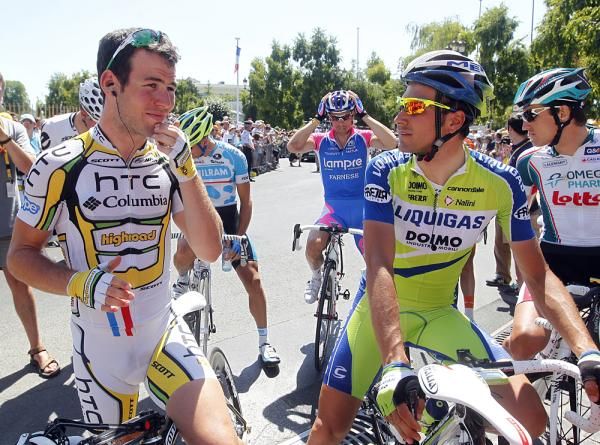Mark Cavendish and Ivan Basso chat before the start.