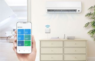 Tado AC Control V3+ på væggen sender et signal til en varmepumpe