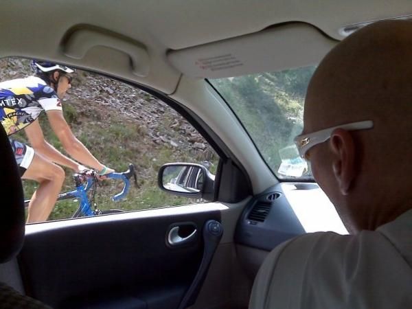 Magnus Backstedt talking to Niklas Gustavsson from the team car