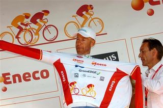 Svein Tuft pulls on the leader's jersey after stage 6 of the 2012 Eneco Tour