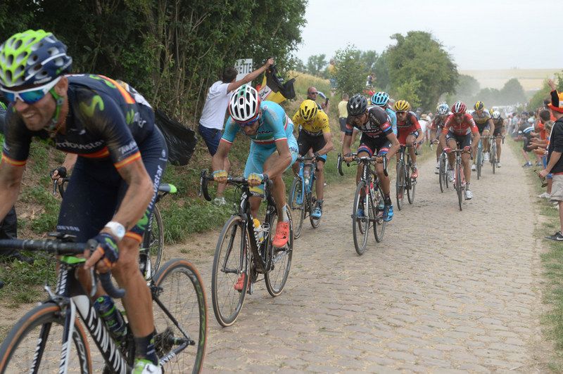 Alejandro Valverde followed by Vincenzo Nibali (Astana)