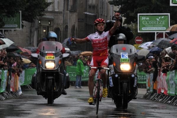 In the fading light Mickael Buffaz (Cofidis) wins.