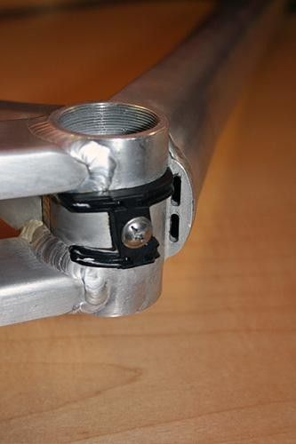 The aluminium chain stays are set far apart on the bottom bracket shell for better drivetrain rigidity.