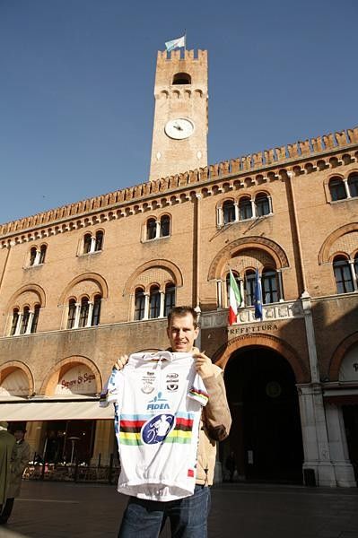 Erwin Vervecken shows the rainbow jersey in Piazza dei Signori in Treviso.