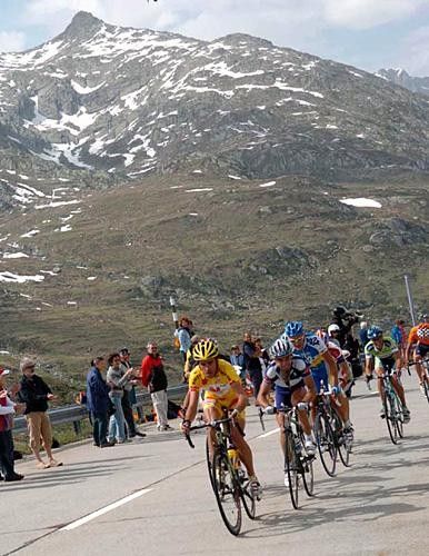 Koldo Gil (Saunier Duval) trying to shake the rest