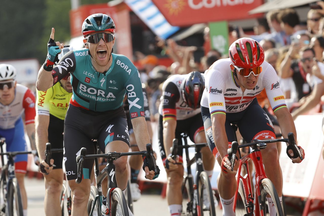 Vuelta Espana 2022 77th edition 2nd stage sHertogenbosch Utrecht 1751 km 20082022 Sam Bennett IRL Bora Hansgrohe Mads Pedersen DEN Trek Segafredo photo Luis Angel Gomez GomezSprintCyclingAgency2022