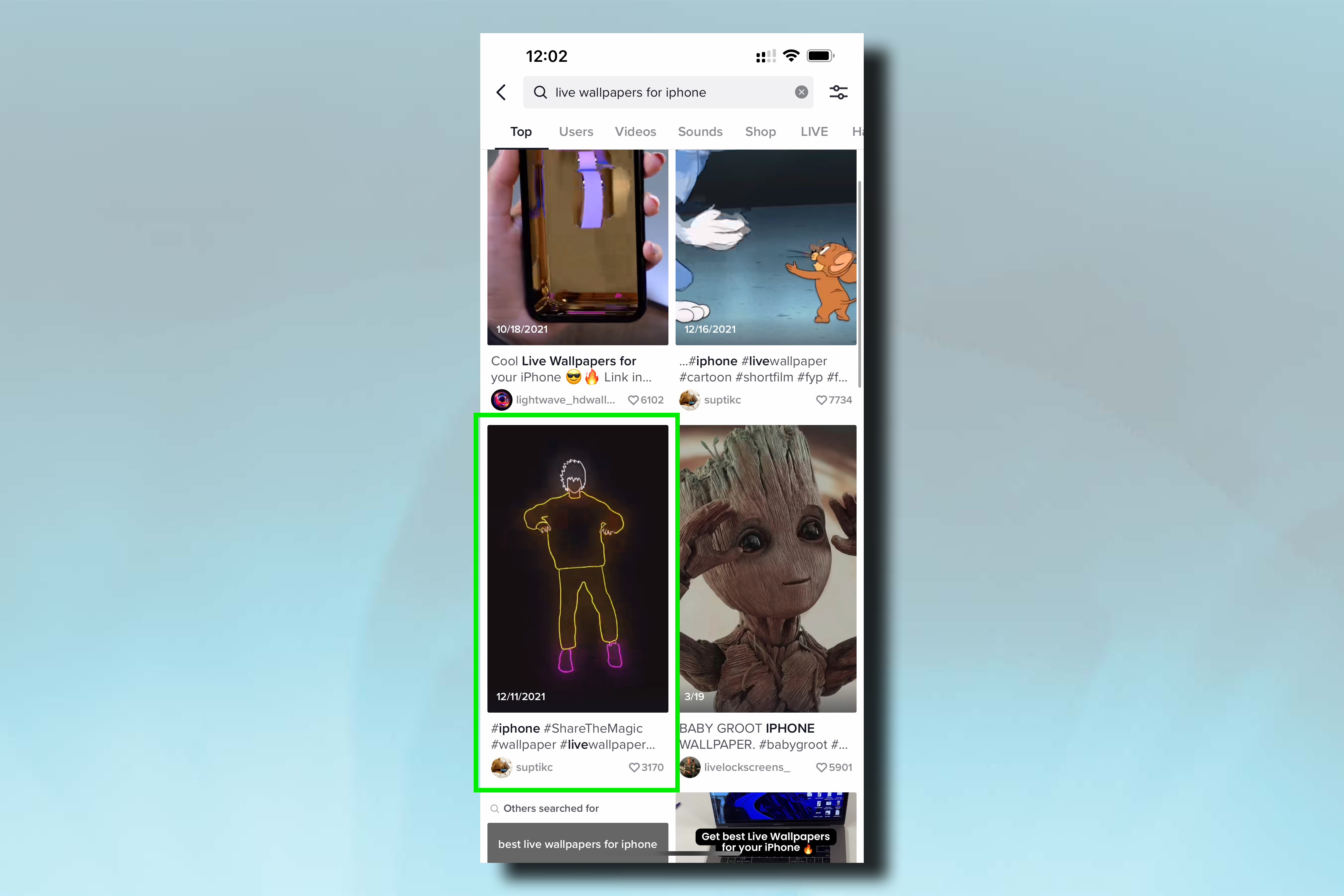 Captures d'écran d'un iPhone utilisant TikTok, montrant les étapes pour définir des vidéos TikTok comme fonds d'écran pour iPhone