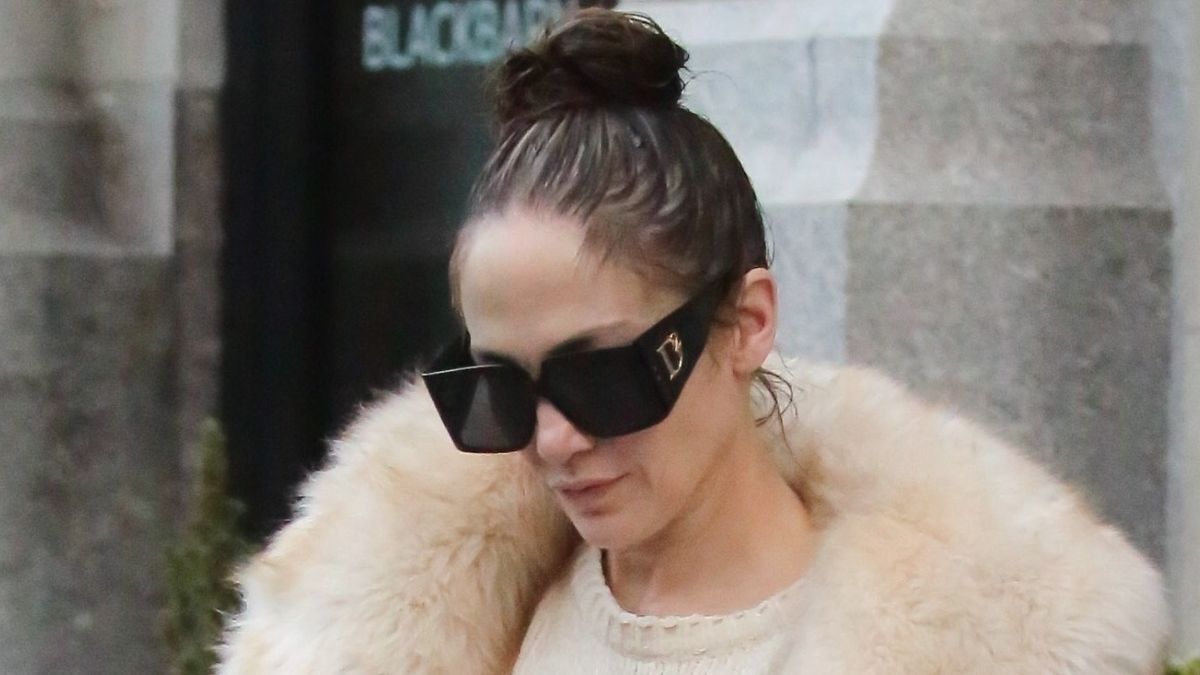 Jennifer Lopez Pairs Pajamas With Fur Coat and a Birkin Bag - Vimarsana News