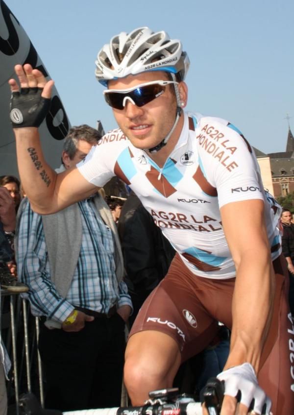 Rinaldo Nocentini gives a wave after getting a cheer