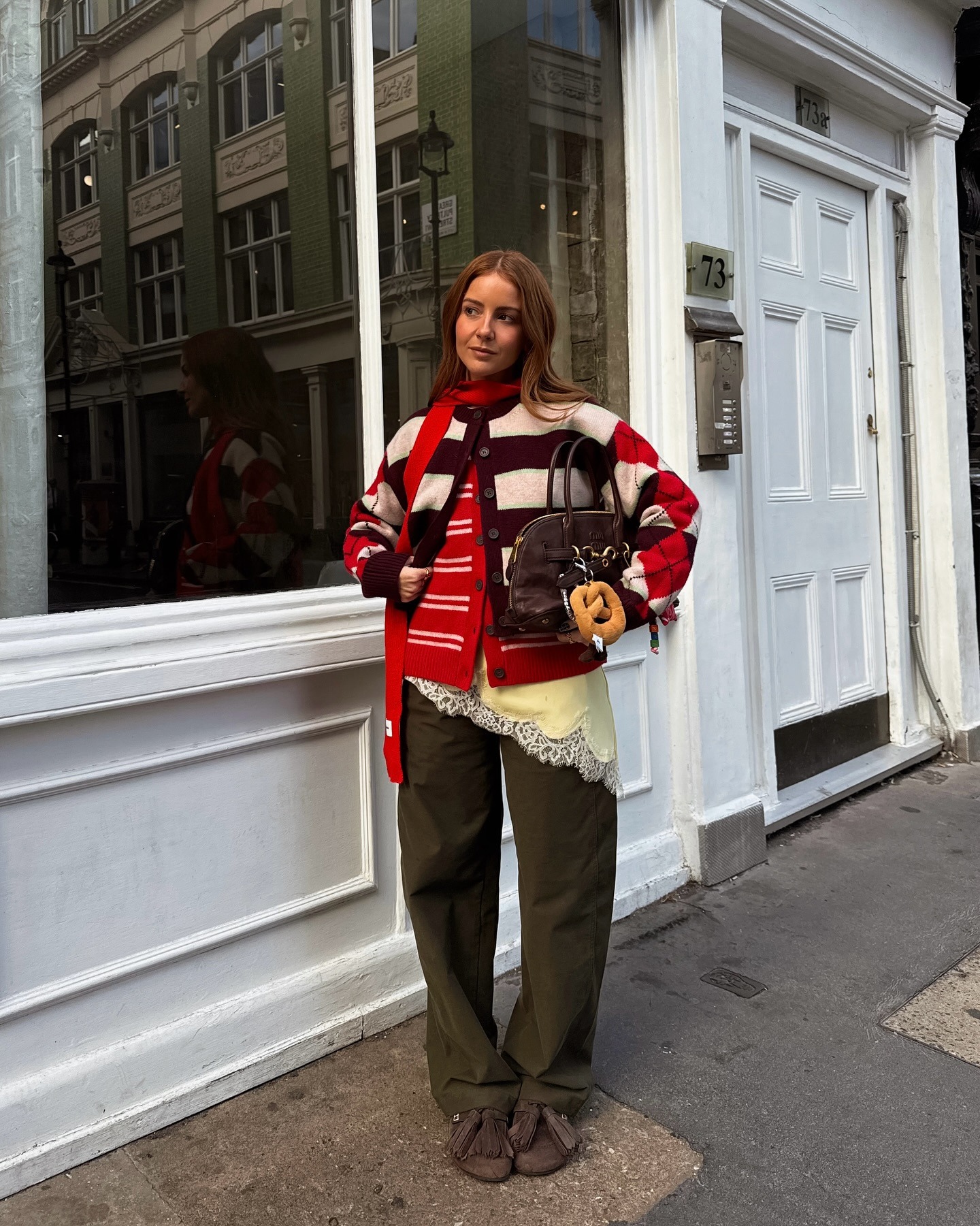 Fashion person Rebecca Ferraz-Wyatt (@rebeccaferrazwyatt) shows a shoe to wear with baggy jeans. She wears khaki baggy jeans and brown mules.