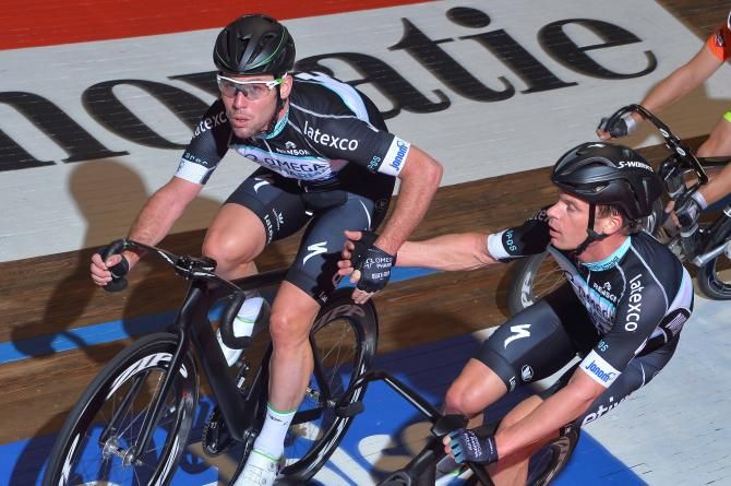 Iljo Keisse tries to find Mark Cavendish's (Omega Pharma - Quickstep) hand