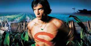 Tom Welling as Clark Kent on a scarecrow post in Smallville season 1 poster