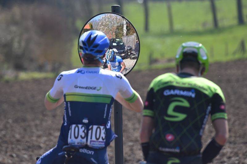 A bit of mirror time mid-race