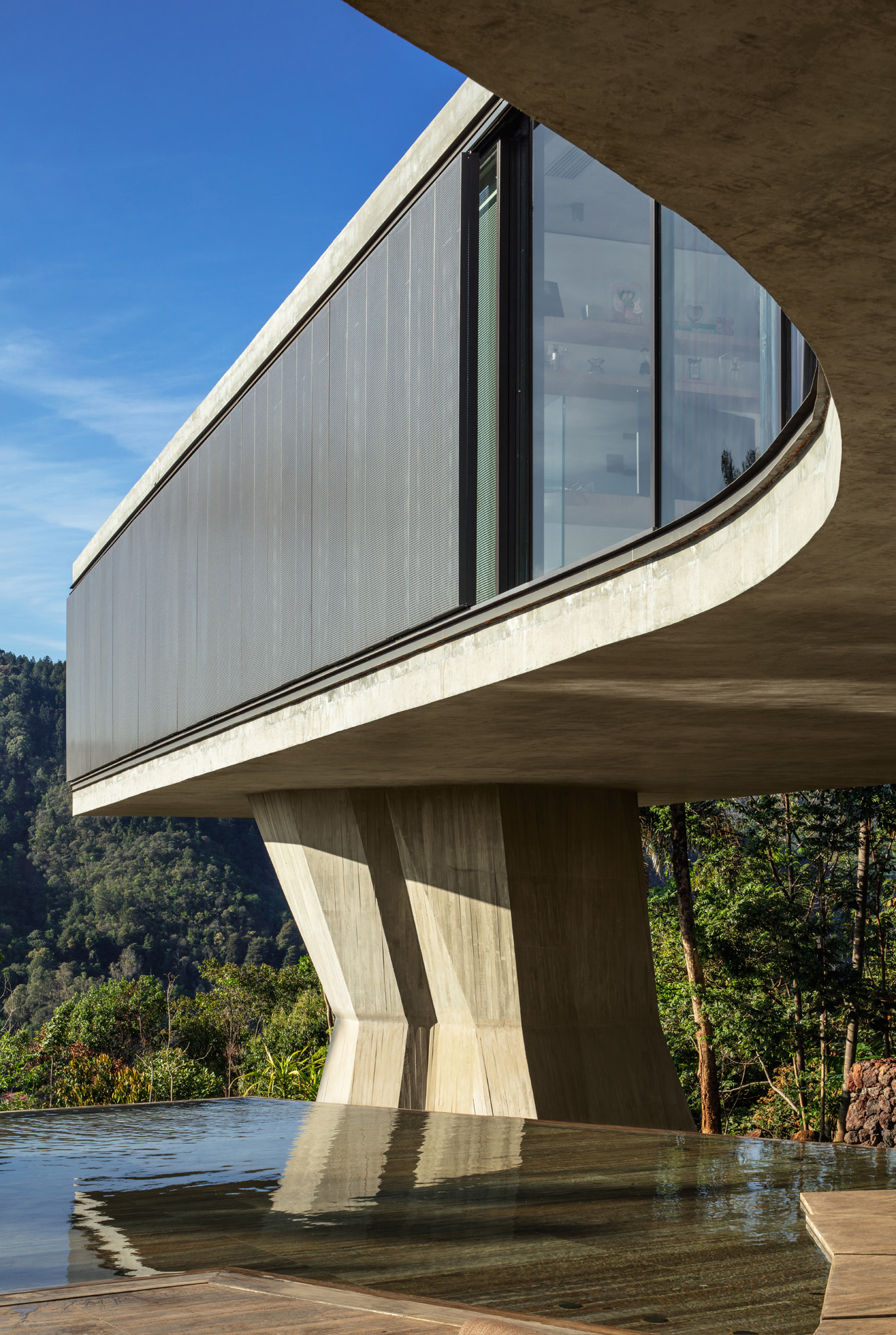 Xingu House, a concrete and stone brazilian home in Minas Gerais