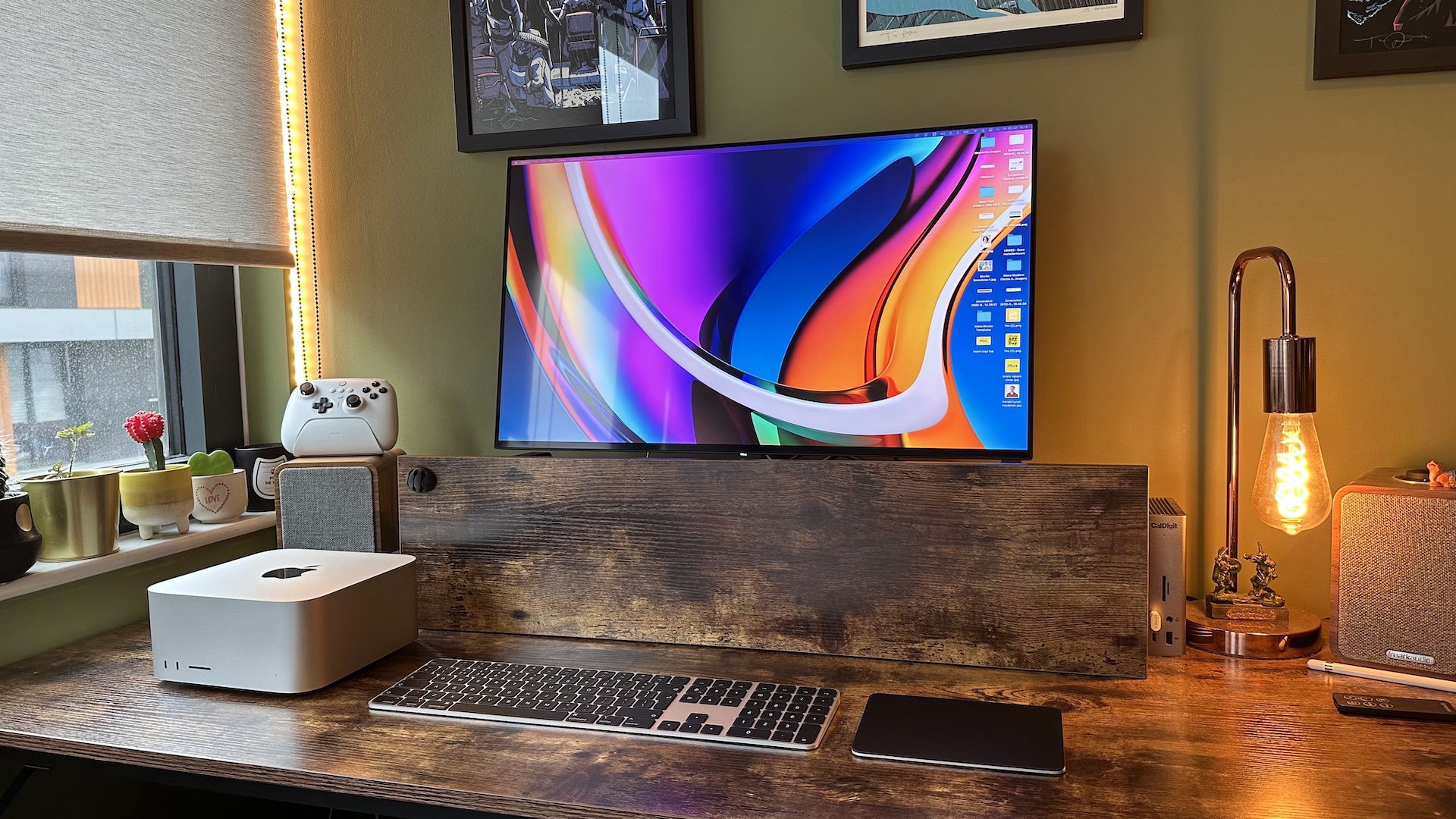 Mac Studio M2 sur un bureau en bois dans un bureau