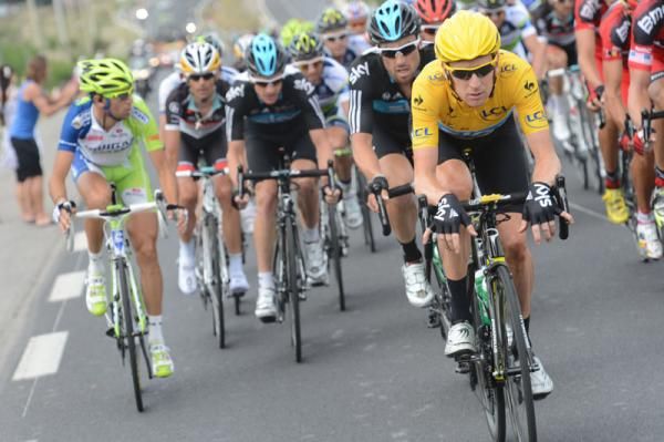 Wiggins (Team Sky) shows his teammates the way