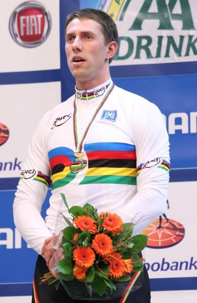 Stefan Nimke sings the German national anthem on the 1km tt podium.