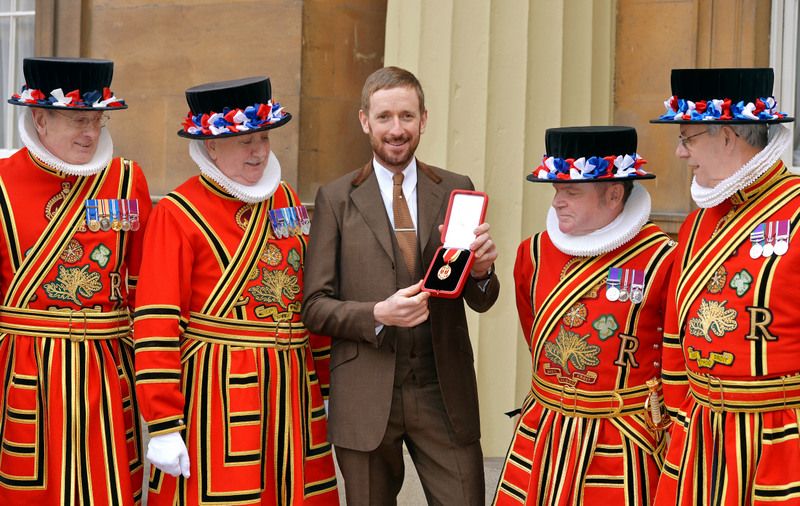 Bradley Wiggins and Beefeaters after the Tour de France champion was presented with his knighthood in December 2013