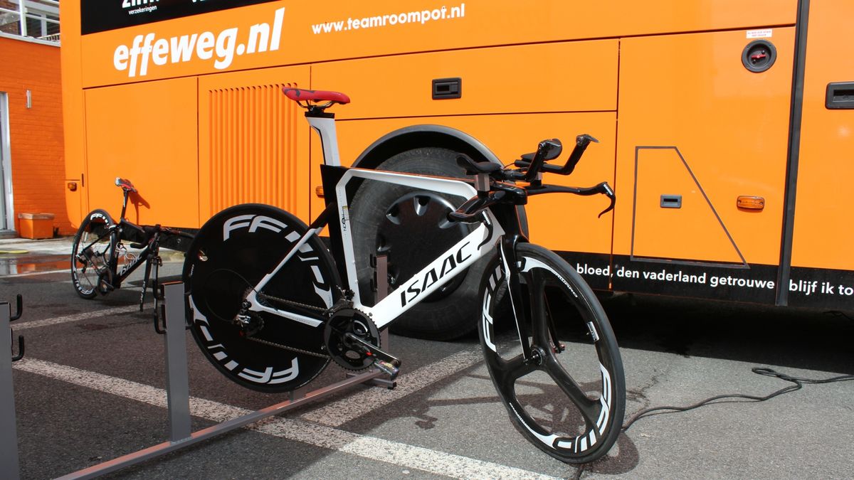 Rompoot Oranje Peloton races Isaac. This is Ivar Silk's Muon.