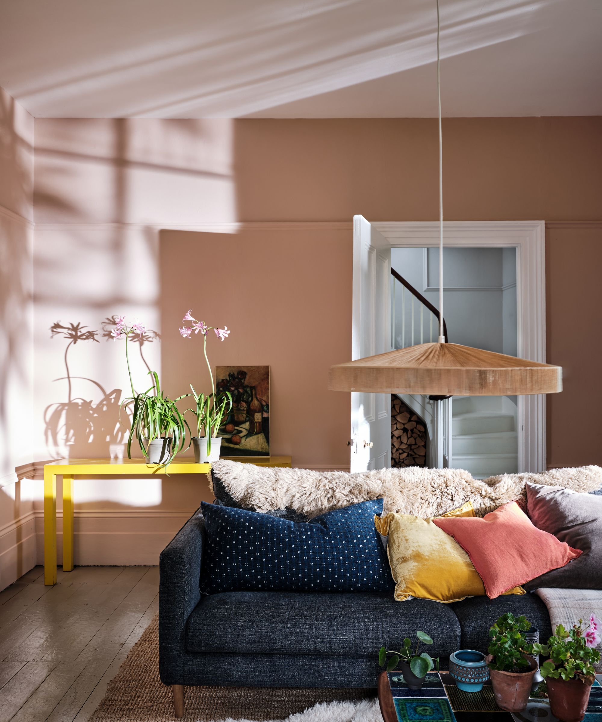 A sitting room with walls painted in Setting Plaster by Farrow & Ball