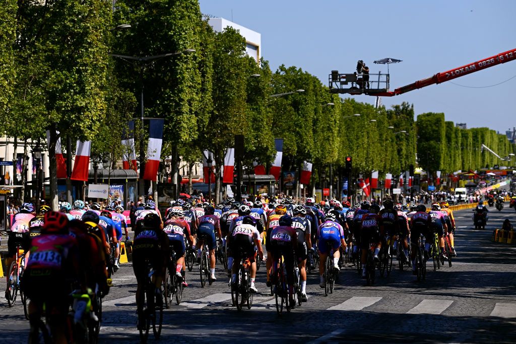 PARIS FRANCE JULY 24 A general view of the Peloton passing through the Champslyses during the 1st Tour de France Femmes 2022 Stage 1 a 817km stage from Paris Tour Eiffel to Paris Champslyses TDFF UCIWWT on July 24 2022 in Paris France Photo by Tim de WaeleGetty Images