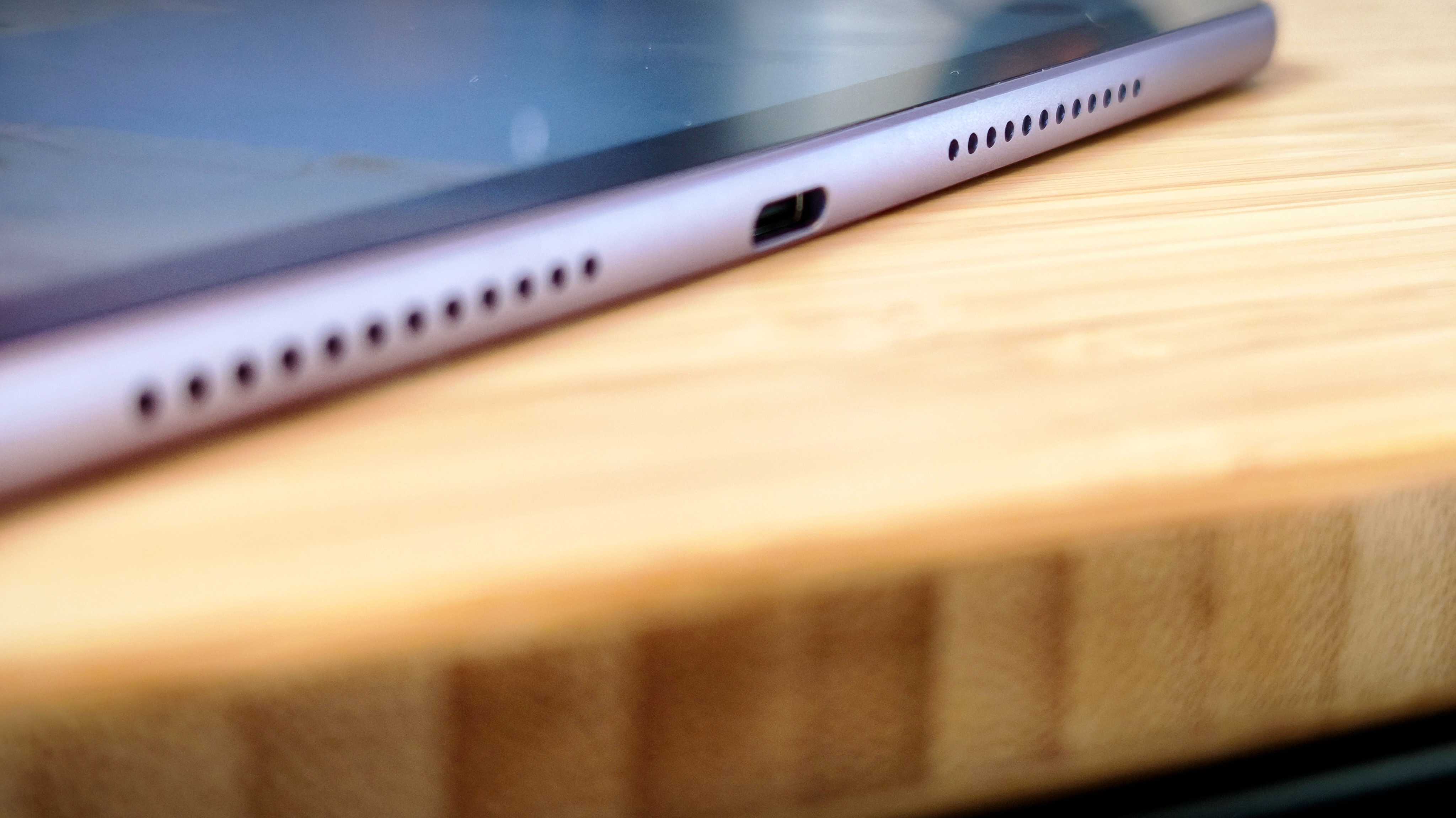 A violet Huawei MatePad 11.5&quot;S (2025) tablet on a wooden desk