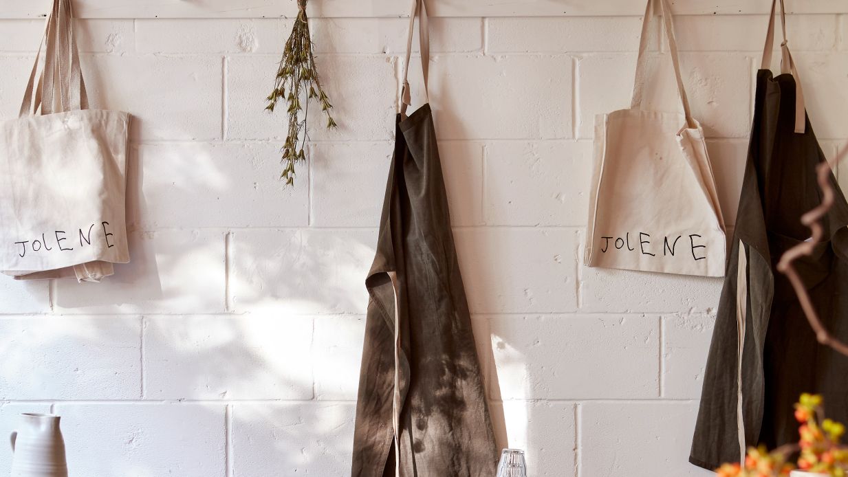 The logomark plays on the restaurant's rustic aesthetic