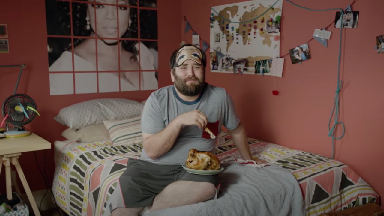 Bevers hanging out in Abbi's room in Broad City