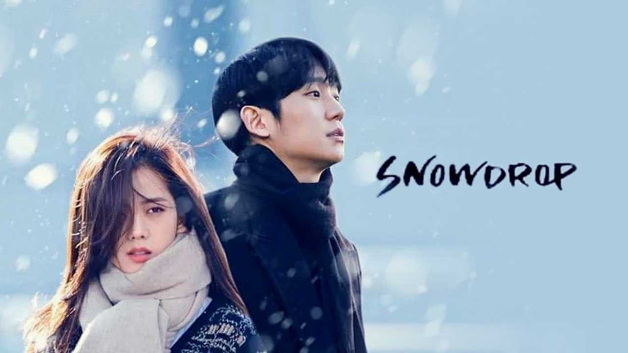 En promobild för Snowdrop på Disney Plus som visar de två huvudpersonerna iklädda vinterkläder