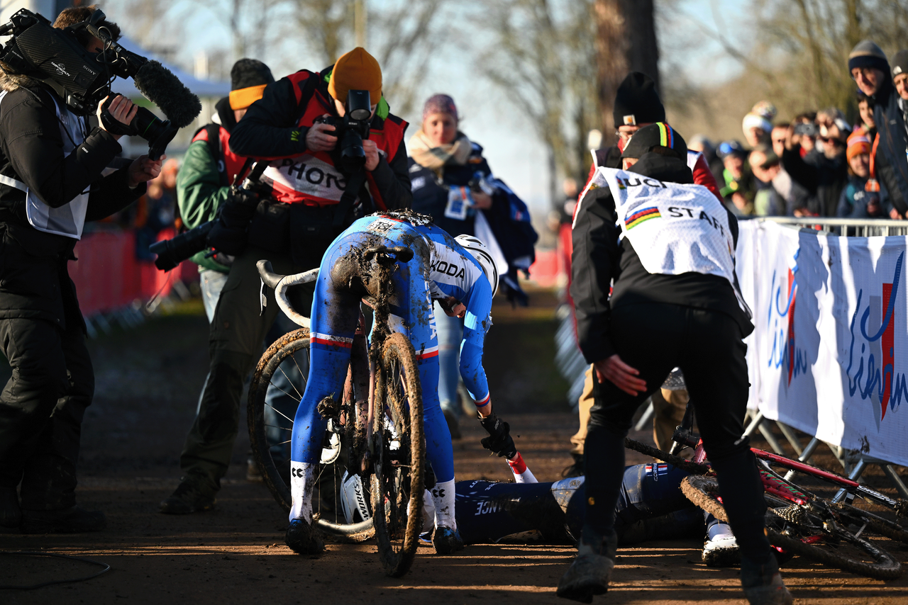 Bukovsk&aacute; congratulates Revol graciously after finishing second